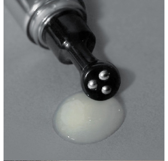 Антивозрастной роликовый крем для век с платиной и экстрактом черной икры Ottie Platinum Aura Roll-Up Eye Cream 15 мл